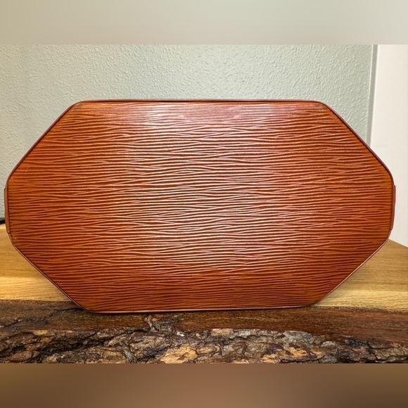 AUTHENTIC Louis Vuitton Epi Sac D’Epaule - Picture 6 of 9